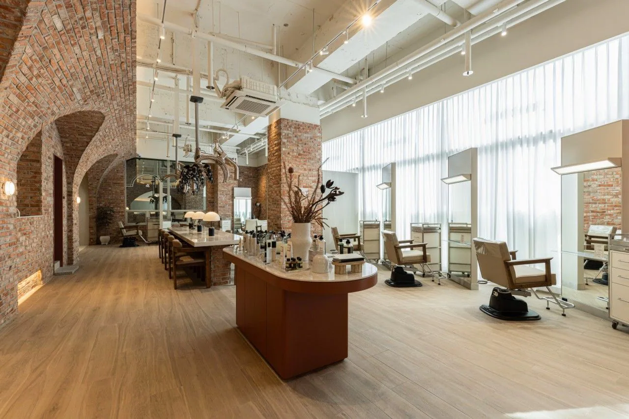 Styling hall with a high ceiling and brick columns